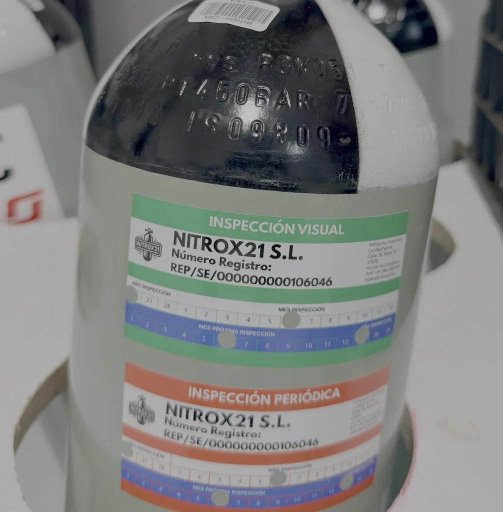Inspección y retimbrado de una botella de aire comprimido en el laboratorio de NITROX 21.