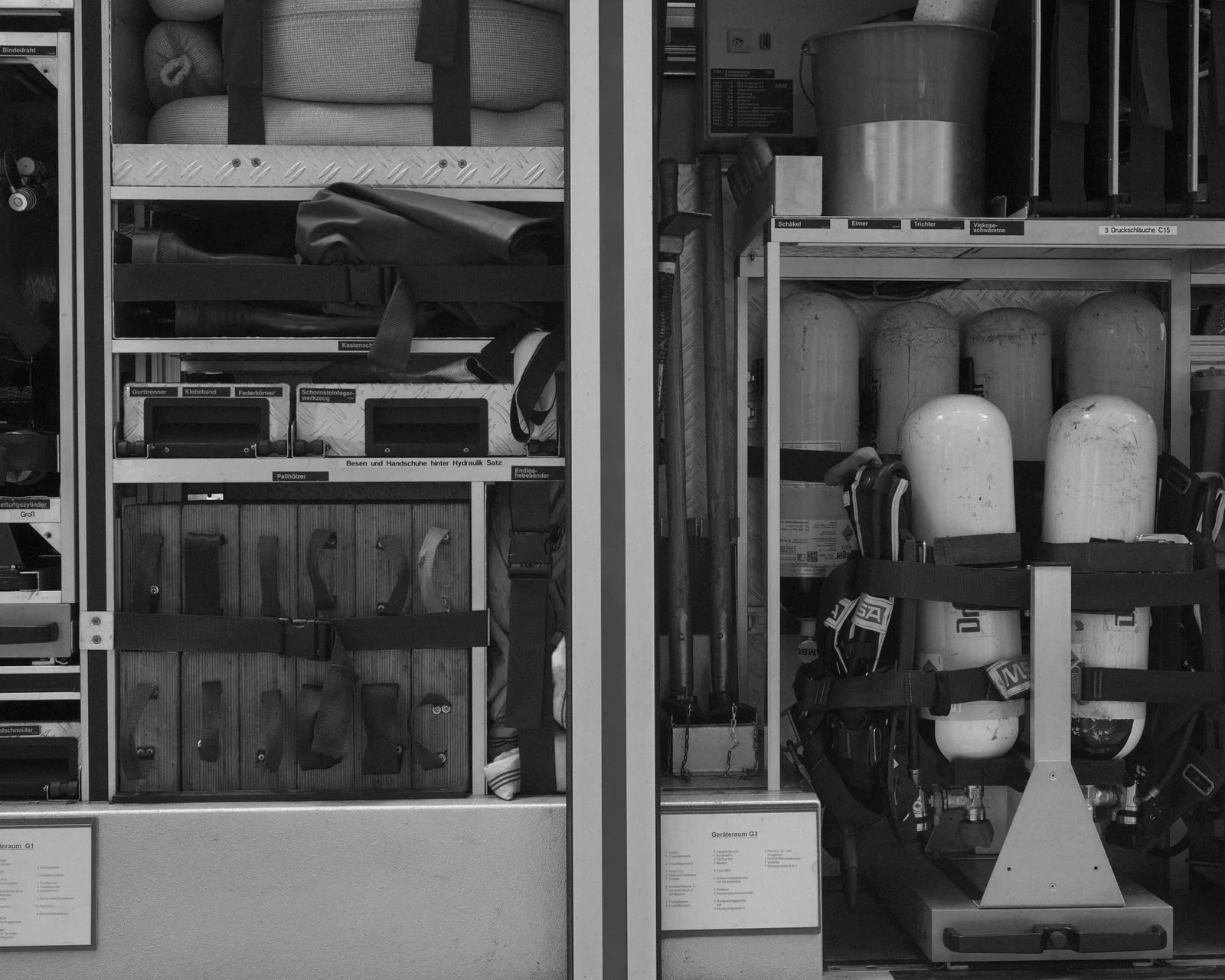 Equipos de respiración autónoma con botellas de aire comprimido colocados en los soportes de un vehículo de intervención