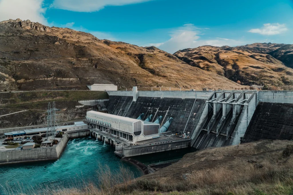 Gran presa hidroeléctrica de hormigón con su embalse, el tipo de instalación donde los buzos profesionales se exponen al riesgo de presión diferencial o Delta P